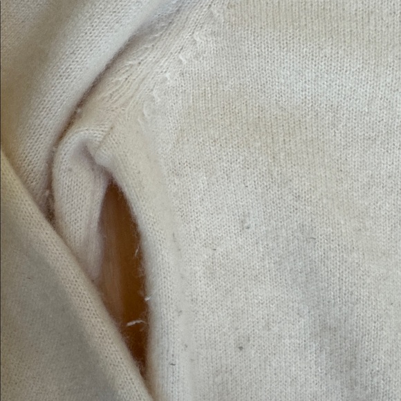 Cream women’s Quince cashmere long sleeve sweater, size L. Some pilling. - Picture 6 of 7